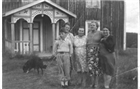 BOSTADSHUS GRUPPORTRÄTT HUNDAR