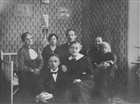 BOSTADSINTERIÖR GRUPPBILD MAN KVINNA BARN