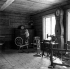 BOSTADSHUS INTERIÖR GARNBEREDNINGSREDSKAP HEMBYGDSGÅRD