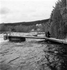 KVINNA MAN ÄLV FISKEREDSKAP