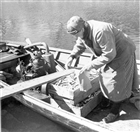 FISKEBÅT KVINNA FISKFÖRSÄLJNING BÅT