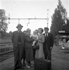 FAMILJEBILD JÄRNVÄGSSTATION