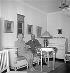 KVINNA MAN BOSTADSINTERIÖR