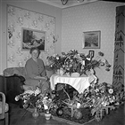 JUBILEUMSFIRANDE KVINNA BLOMMA