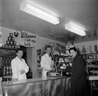 AFFÄRSINTERIÖR BUTIKSPERSONAL KVINNA