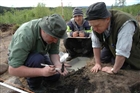 ARKEOLOGI GRAV GRAVFÄLT ARKEOLOGISK UNDERSÖKNING ARKEOLOGISKA FYND MÄNNISKOR