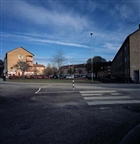 STADSMOTIV BOSTADSHUS BIL KVINNA