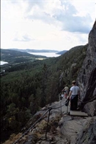 HÖGA KUSTEN MÄNNISKOR BERG LANDSKAPSVY