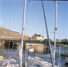 SEGELBÅT BRO MOTORBÅT STADSMOTIV