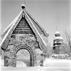 KYRKA VINTERBILD STIGPORT KLOCKSTAPEL FRILUFTSMUSEUM