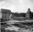 VÅRBILD FRILUFTSMUSEUM KYRKA KLOCKSTAPEL STIGPORT