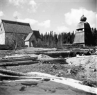 VÅRBILD FRILUFTSMUSEUM KYRKA KLOCKSTAPEL STIGPORT