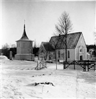 KYRKA KLOCKSTAPEL LEKPLATS VINTERBILD