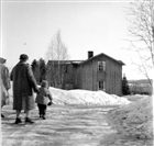 VINTERBILD BARN BOSTADSHUS KVINNA