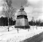 FRILUFTSMUSEUM KYRKA KLOCKSTAPEL VINTERBILD