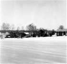 JORDBRUKSBEBYGGELSE BONDGÅRD VINTERBILD BOSTADSHUS UTHUS