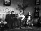 GRUPPORTRÄTT BOSTADSINTERIÖR KVINNA MAN