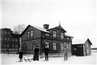 BOSTADSHUS SKIDÅKNING MAN KVINNA BARN VINTERBILD