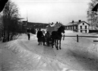 BOSTADSHUS BARN MAN HÄST VINTERBILD