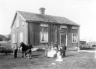 BOSTADSHUS BONDGÅRD HÄST FAMILJ GRUPPORTRÄTT