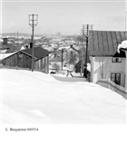 STADSBEBYGGELSE BOSTADSHUS UTHUS VINTERBILD