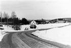 LANDSVÄG VINTERBILD JORDBRUKSBEBYGGELSE