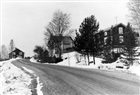 LANDSVÄG VINTERBILD BYBEBYGGELSE