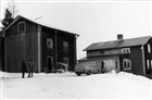 BOSTADSHUS BONDGÅRD BIL VINTERBILD