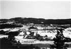 SKOG ÄLV VINTERBILD JORDBRUKSBEBYGGELSE