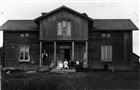 MÄNNISKOR MANGÅRDSBYGGNAD BONDGÅRD GRUPPBILD