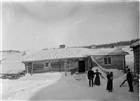 VINTERBILD BONDGÅRD BOSTADSHUS KVINNA MAN